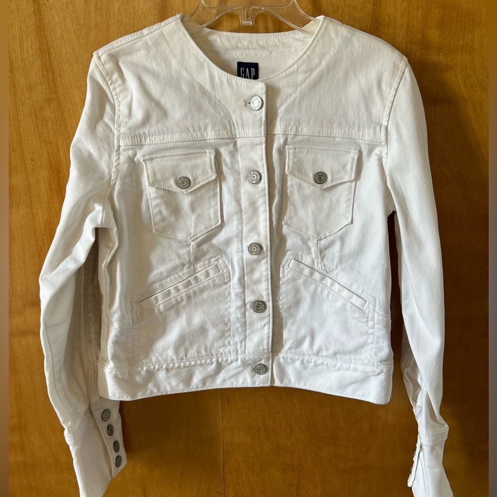 GAP WOMEN’S WHITE COLLARLESS DENIM JACKET